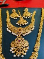 Elegant Temple Jewellery set with earrings and maangtika - Image 5